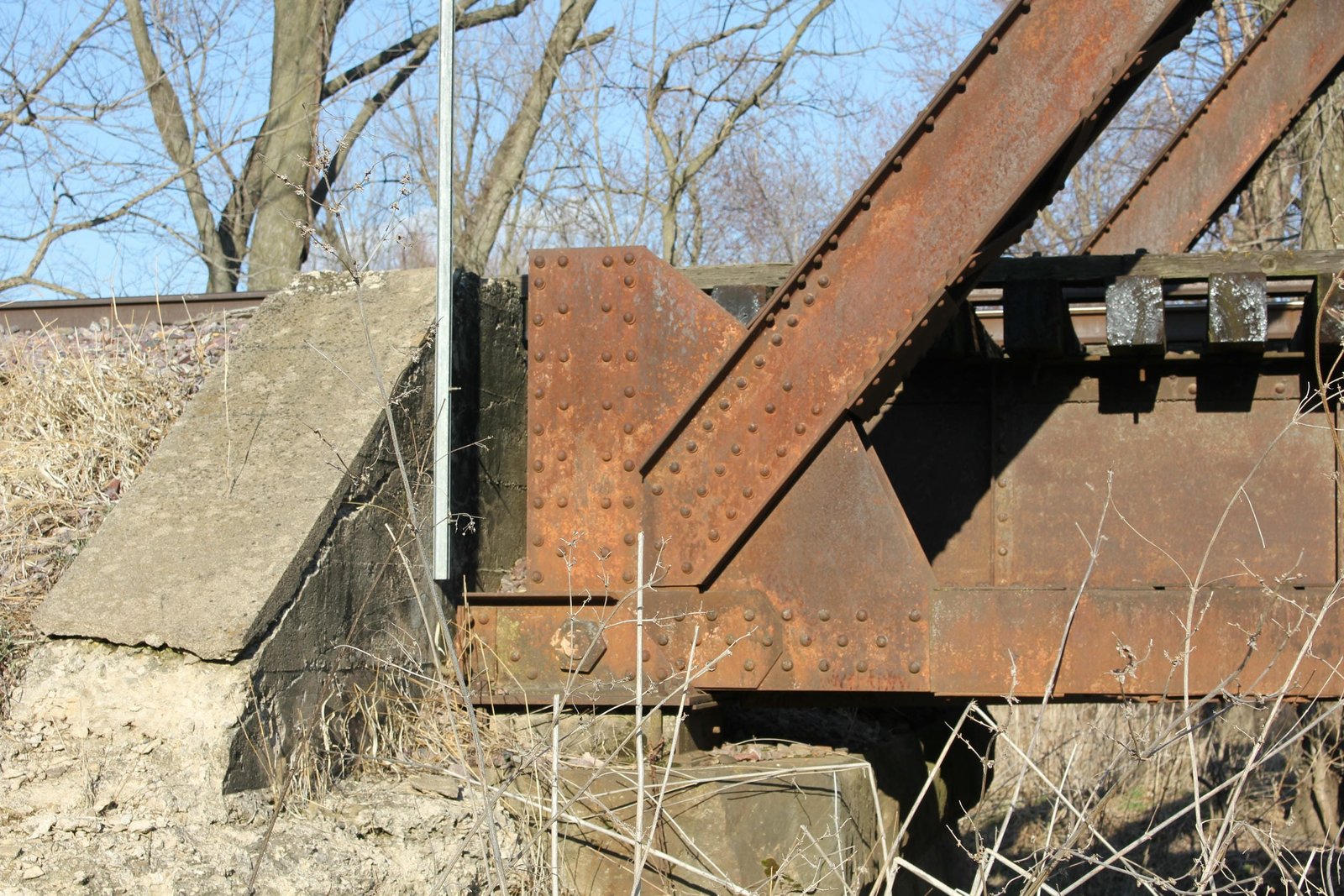 Lower angle connection
